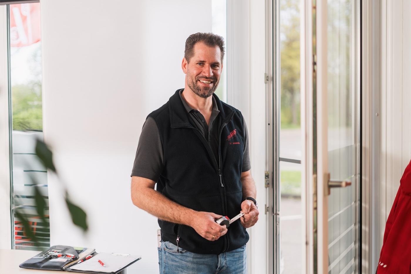 Michael Jeikowski, Meister bei Hans Frey, beim Aufmaß am Fenster