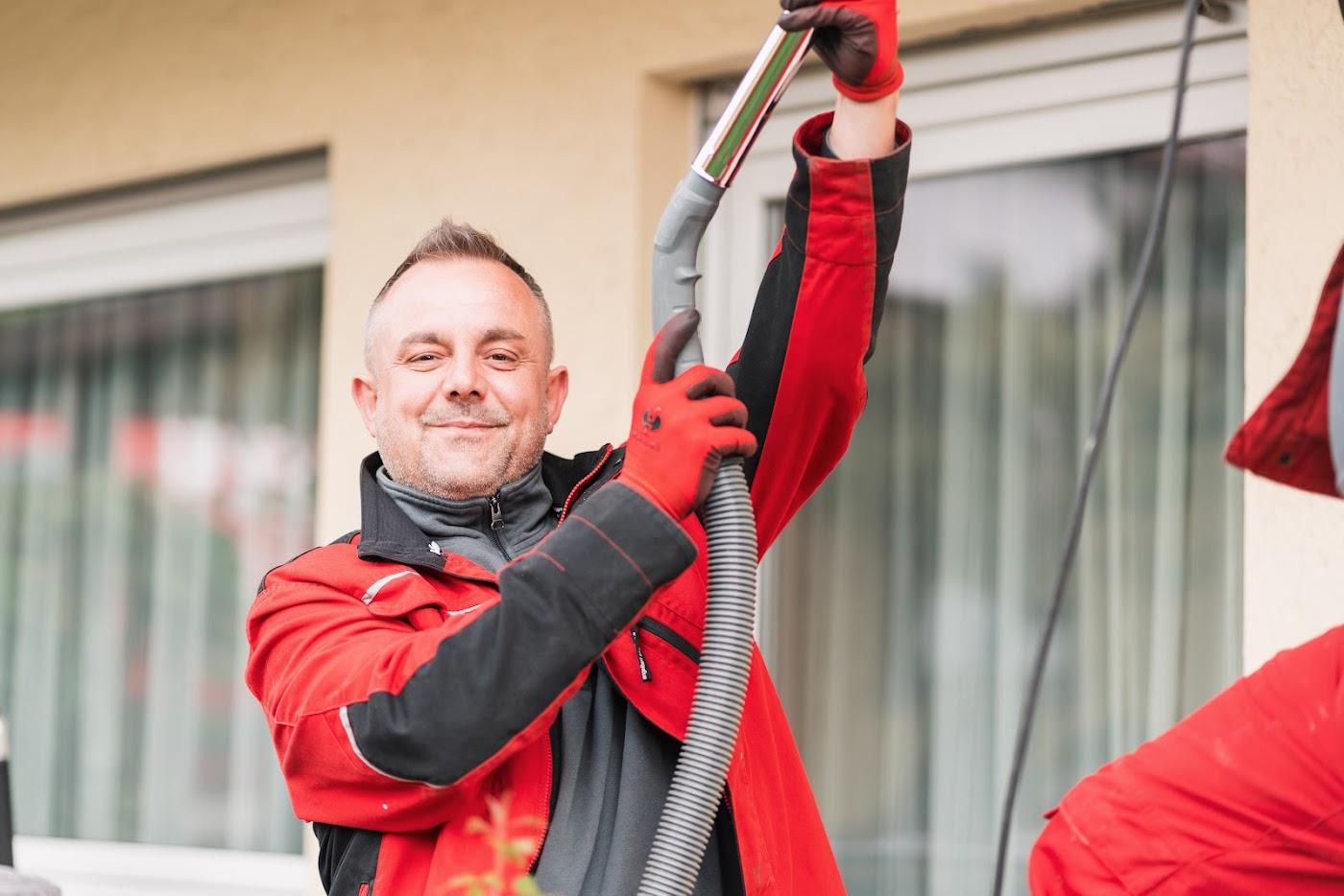Monteur von Hans Frey montiert eine Markise am Balkon eines Kunden