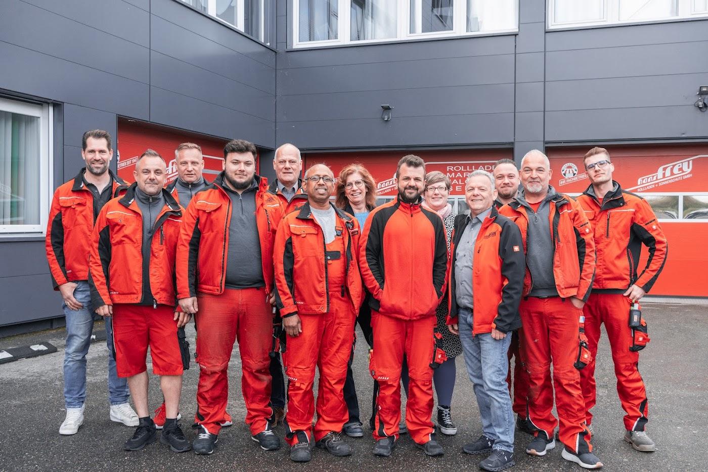 Das Team von Hans Frey Rolladen & Sonnenschutz vor dem Firmengebäude in Leonberg